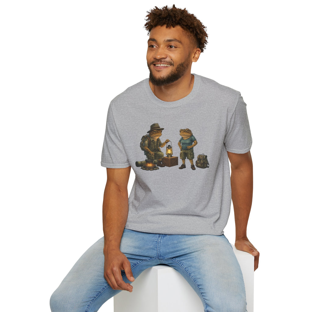 Kröten campen am Lagerfeuer, suchen Wärme, halten Laterne Unisex Softstyle T-Shirt